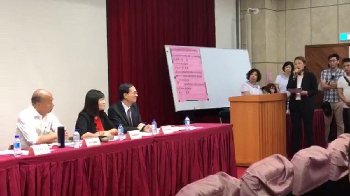 高雄市長韓國瑜(左一)聽完高閔琳質疑後，否認曾說過要挖石油。 圖：高閔琳服務處／提供