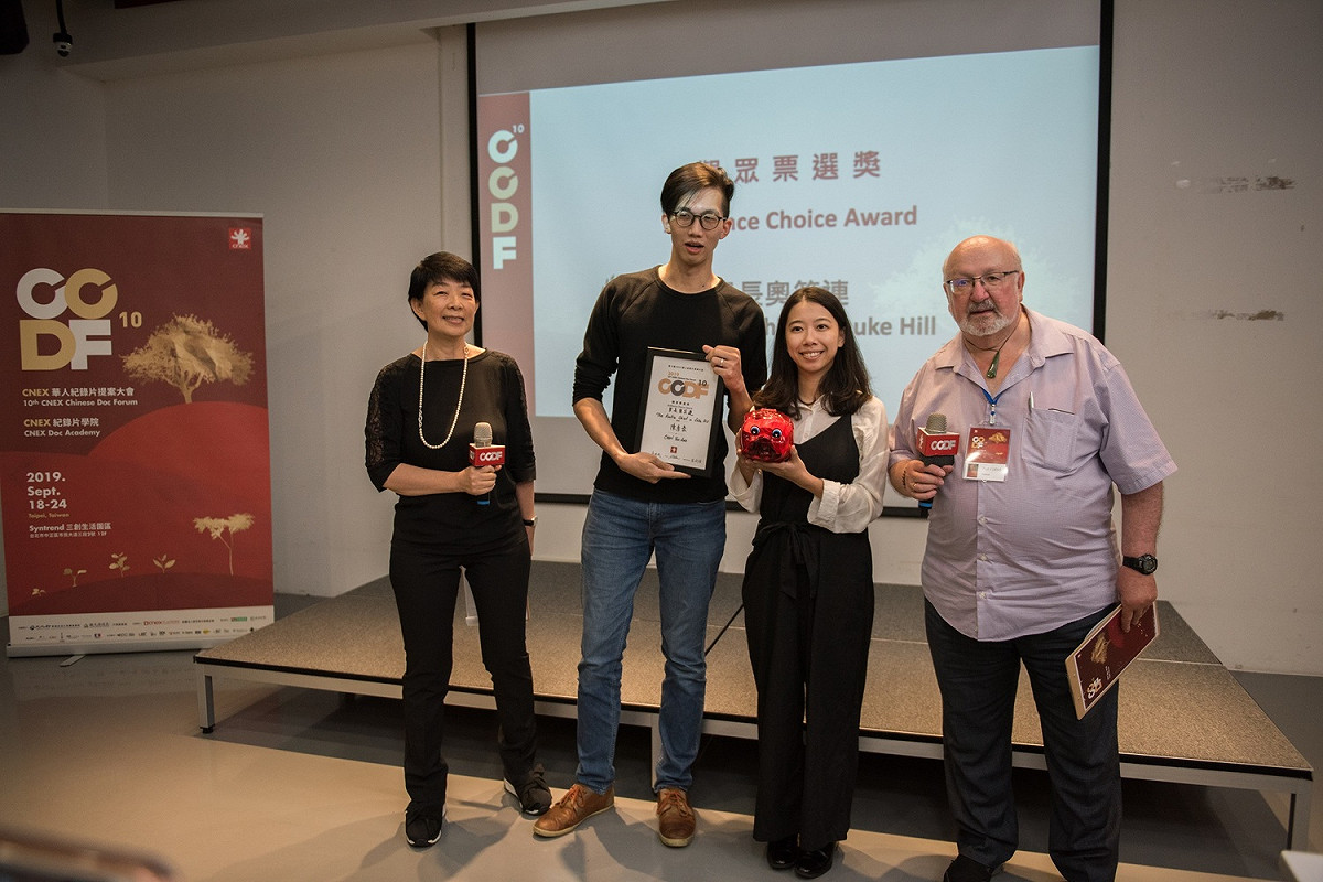 《里長奧笑連》 獲得CNEX觀眾票選獎 陳彥豪導演(左二)喜抱小紅豬。 圖：新北市新聞局提供