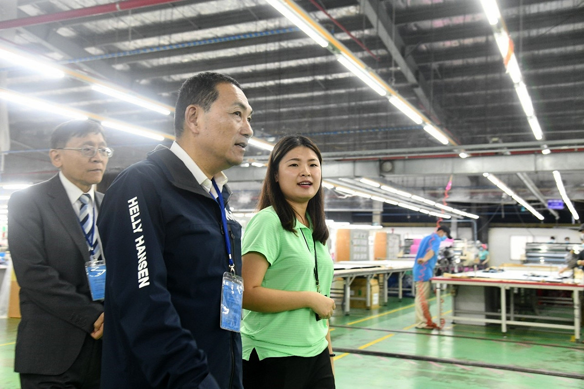 侯友宜參觀儒鴻企業仁澤成衣廠的生產線。  圖：新北市政府提供