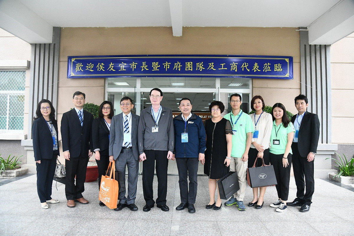 侯友宜一行與儒鴻企業董事長洪鎮海在仁澤成衣廠合影。 圖：新北市政府提供
