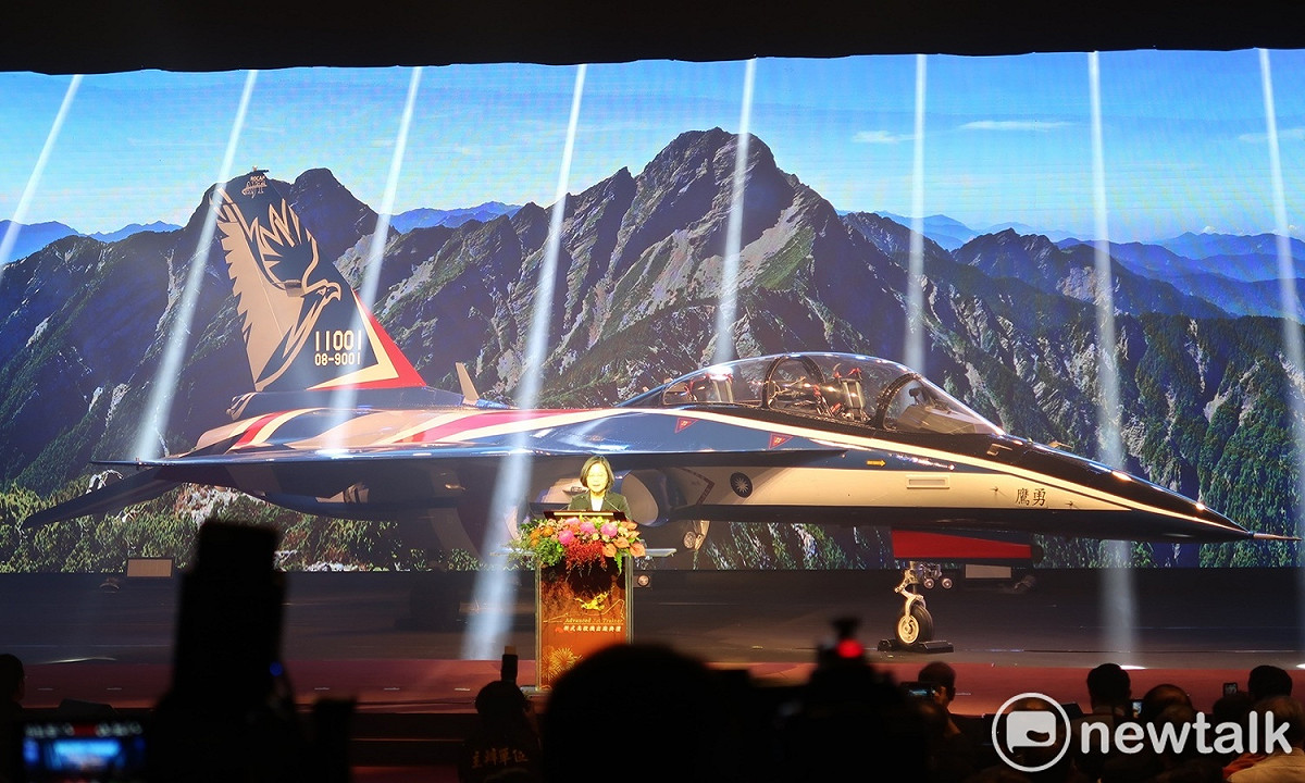 新式高教機原型機「勇鷹號」出廠。 圖：林朝億/攝