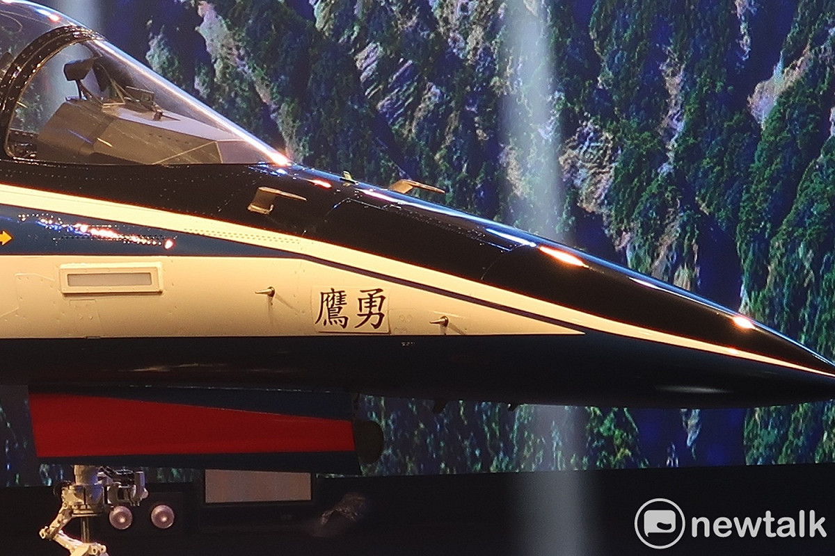 新式高教機原型機「勇鷹號」出廠。 圖：林朝億/攝
