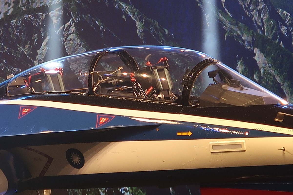 新式高教機原型機「勇鷹號」出廠。 圖：林朝億/攝