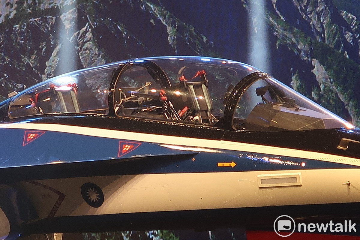 新式高教機原型機勇鷹號。 圖：林朝億/攝