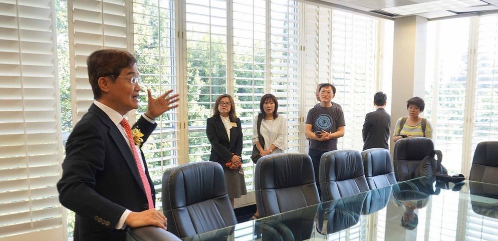 駐洛杉磯台北經濟文化辦事處長朱文祥（左）23日向記者介紹洛杉磯經文處新館，未來將以高科技的綠建築為目標，代表台灣的綠能科技與環保概念。 圖：中央社/提供