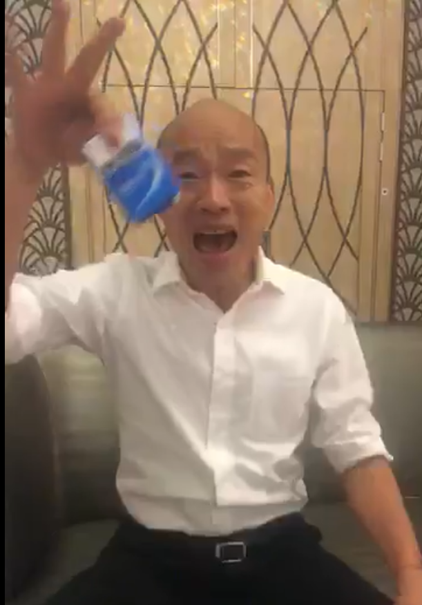 韓國瑜在直播中提到私菸案，居然直接從口袋拿出一包菸。 圖：翻攝自韓國瑜臉書