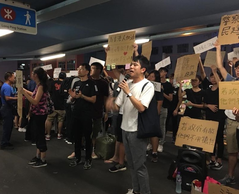香港民主黨立法會議員鄺俊宇10日晚間遭鎮暴警察用膝蓋壓頭逮捕（鄺俊宇為圖中白衣者）。 圖：翻攝鄺俊宇臉書