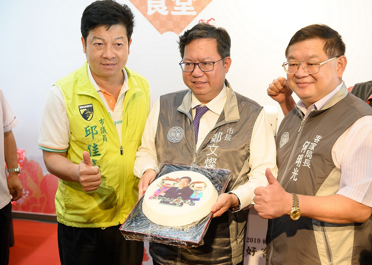 桃園農博「好客食堂」引進食物列印科技，民眾可以選擇在水粄或咖啡奶泡上印製想要的照片圖案。 圖：桃園市政府客家事務局／提供