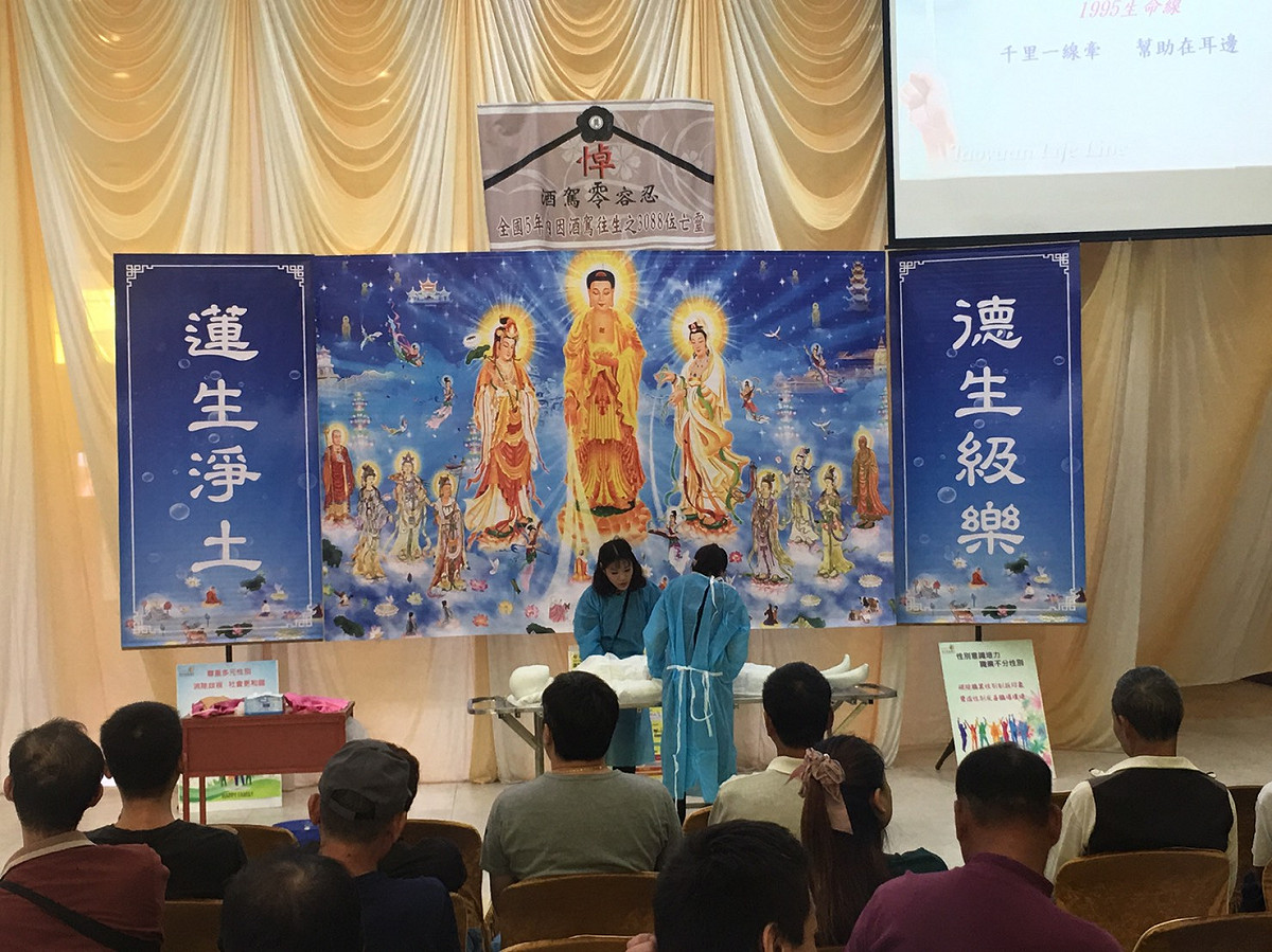 桃園監理站將道安講習課程移師至殯儀館上課，透過觀看禮儀社服務人員講解大體洗穿過程，警惕參訓學員珍惜他人生命。 圖：桃園監理站／提供