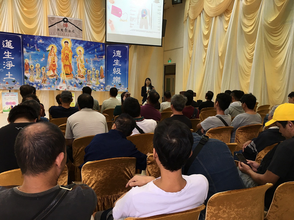 桃園監理站將道安講習課程移師至殯儀館上課，透過觀看禮儀社服務人員講解大體洗穿過程，警惕參訓學員珍惜他人生命。 圖：桃園監理站／提供