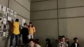 批踢踢有網友爆料，文化大學24日晚間爆發港生設連儂牆，遭到親共學生撕毀衝突。 圖：翻攝自YouTube