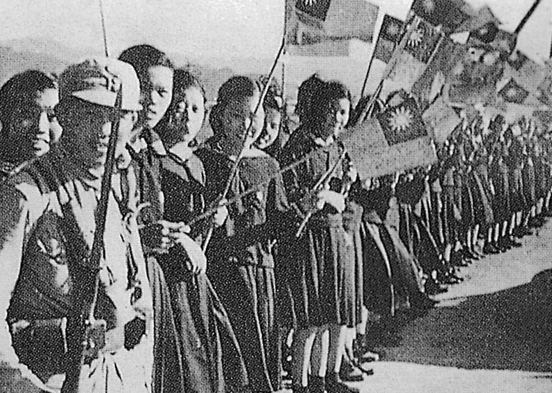 臺北的學生列隊歡迎國軍 圖／玉山社
