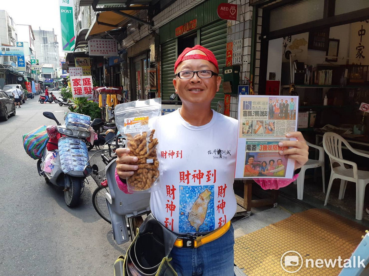 台灣阿成賣麻花捲籌措2020正副總統選舉保證金。 圖：蔡坤龍/攝