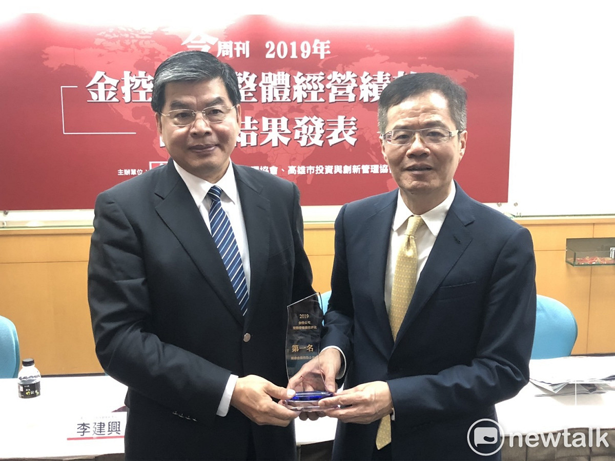 國泰金連續5年獲金控公司整體績效評比冠軍。由國泰金控公司總經理李長庚代表受獎（左）、頒獎人主辦單位今周刊社長梁永煌（右）。 圖：林昀真/攝