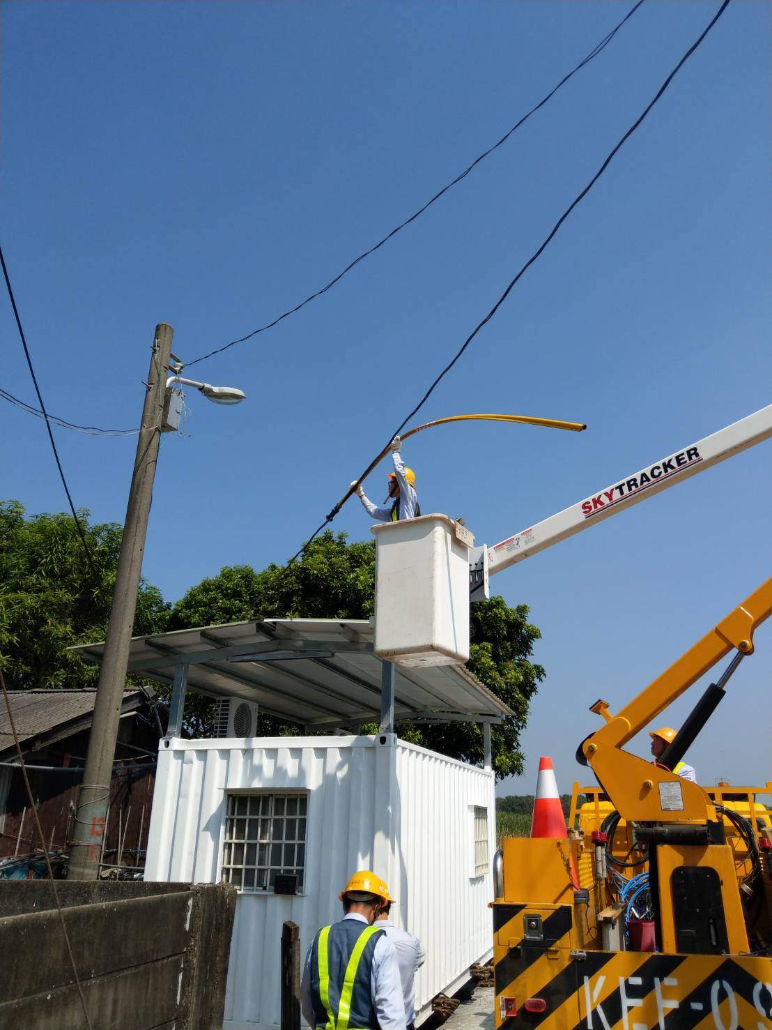 台電嘉義區營業處出動機具為黃小妹的家換裝老舊電線。 圖：台電嘉義區營業處/提供