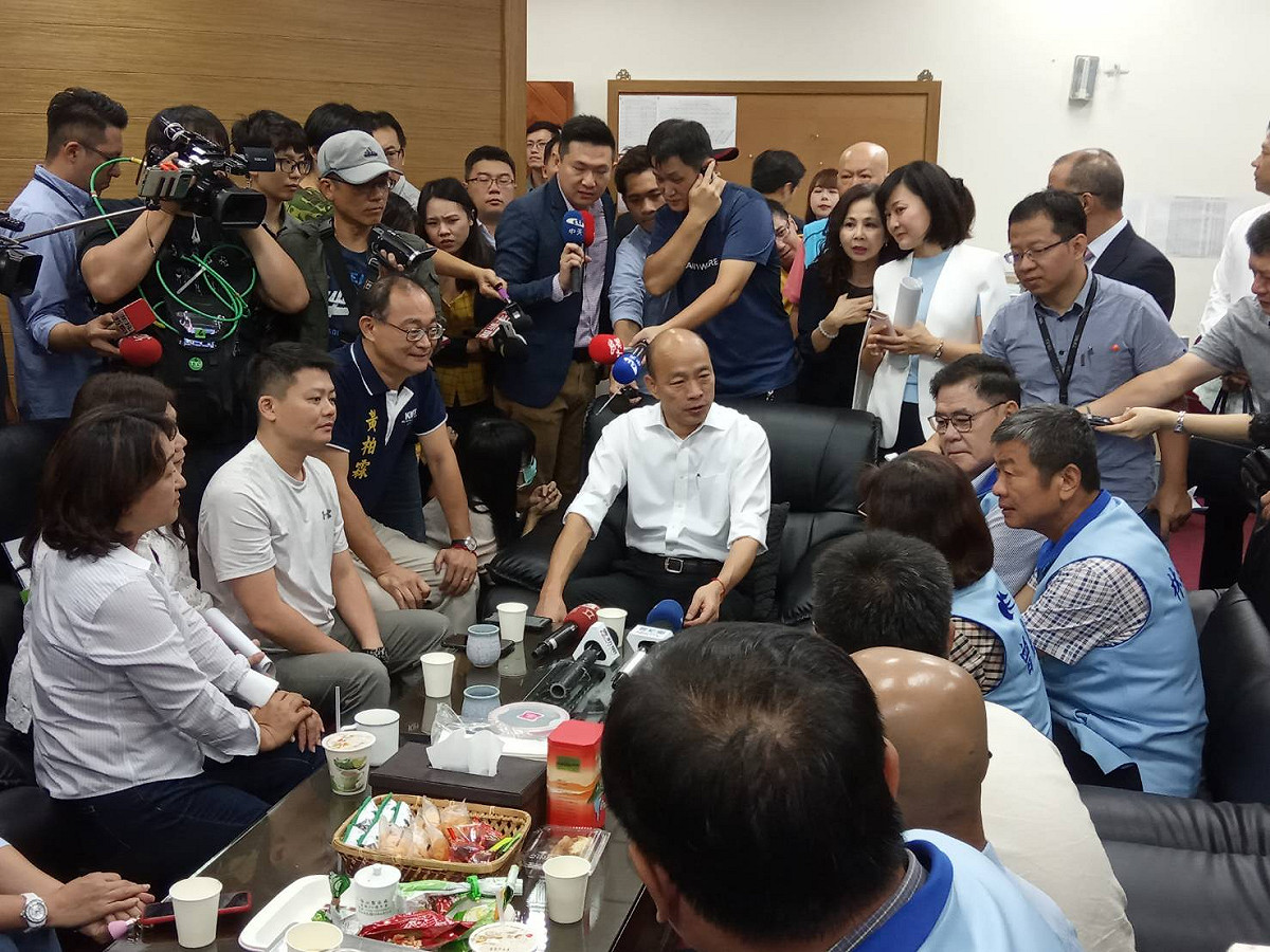 高雄市長韓國瑜(中)與高雄市議會國民黨團。 圖：孫家銘／攝