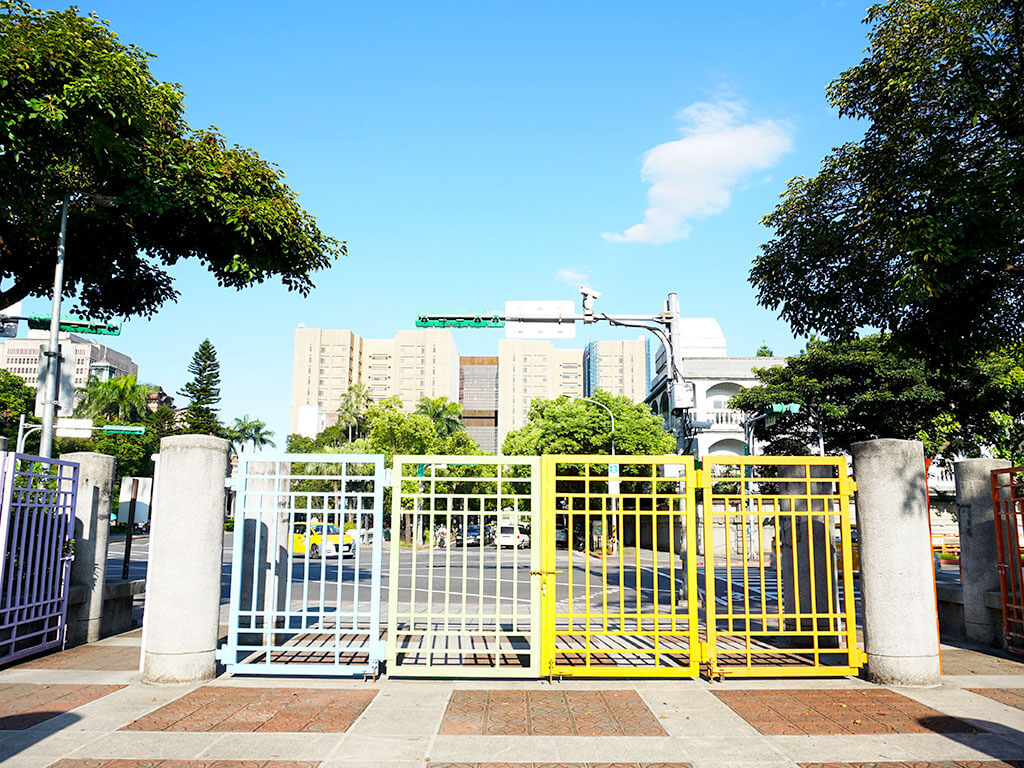 二二八和平公園舊稱「新公園」，曾是台北市男同性戀族群主要聚集地，被暱稱為「公司」。 圖：翻攝自台北旅遊網