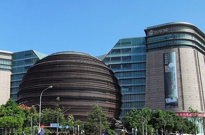 台北市京華城購物中心今（25）日由同集團中石化子公司鼎越開發以新台幣372億1萬元得標，11月30日正式熄燈。 圖：翻攝維基百科/By Peellden