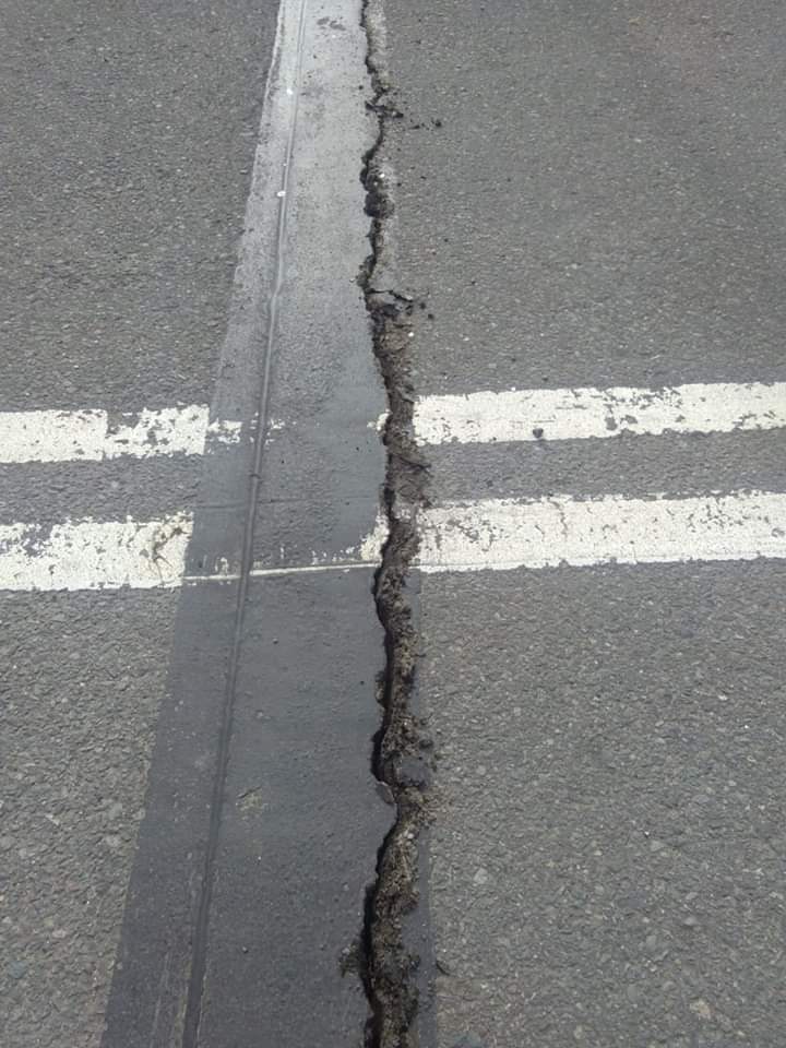 印尼凱圖拉市26日地牛翻身，道路因為6.8強震而裂出一條大縫。 圖：翻攝自印尼災難管理局推特