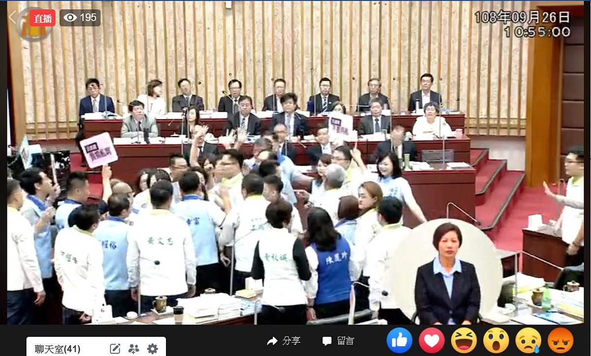 高雄市議會26日進行市長施政報告並備質詢，發生藍、綠議員推擠、口角。 圖：翻攝高雄市議會臉書