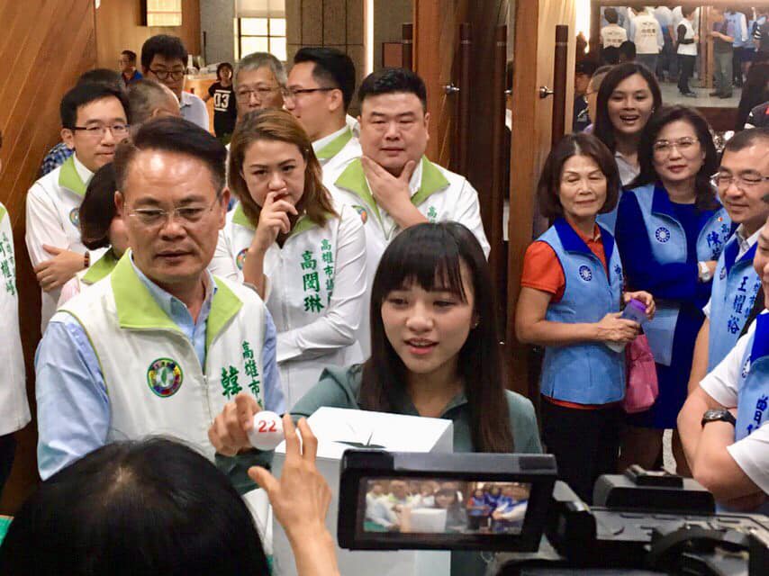 黃捷今（26）日在臉書上貼出早上出席議會照片，許多高雄市議員排隊等候抽號碼牌。 圖：翻攝自黃捷鳳山捷伴同行臉書