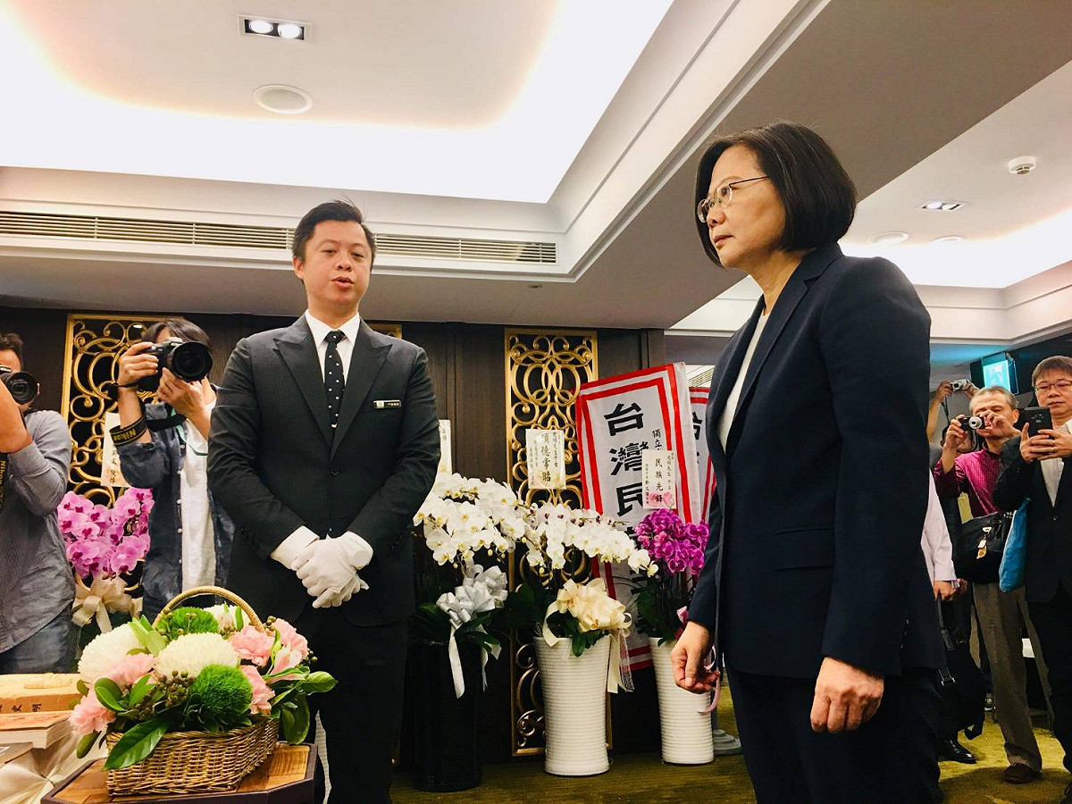總統蔡英文向已逝的獨台會創辦人史明致敬。 圖：史明基金會提供