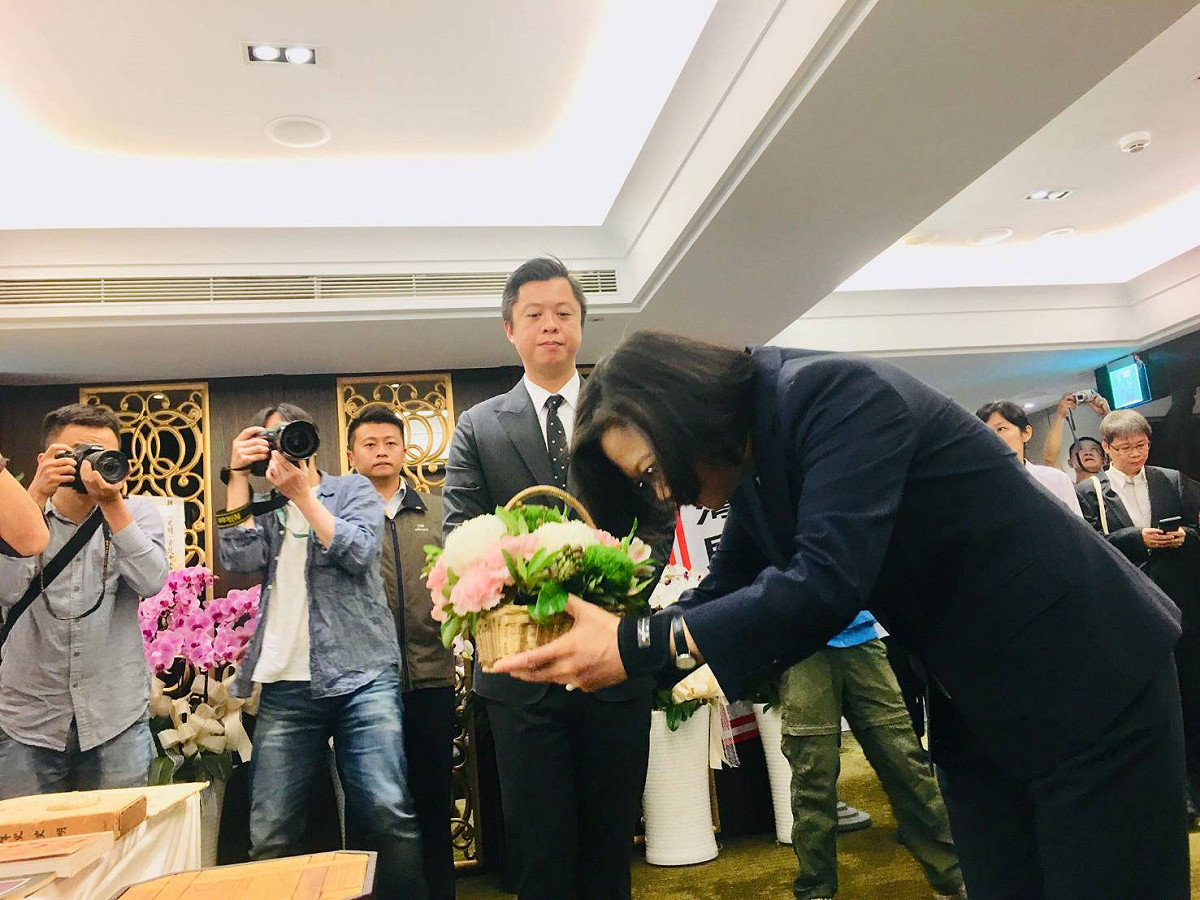 總統蔡英文向已逝的獨台會創辦人史明致敬。 圖：史明基金會提供