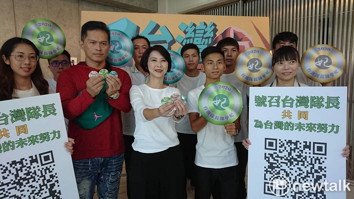 陳亭妃邀台南在地歌手大支舉行記者會，手拿台灣隊長盾牌，邀請大家都來當台灣隊長，守護家園。 圖／黃博郎攝
