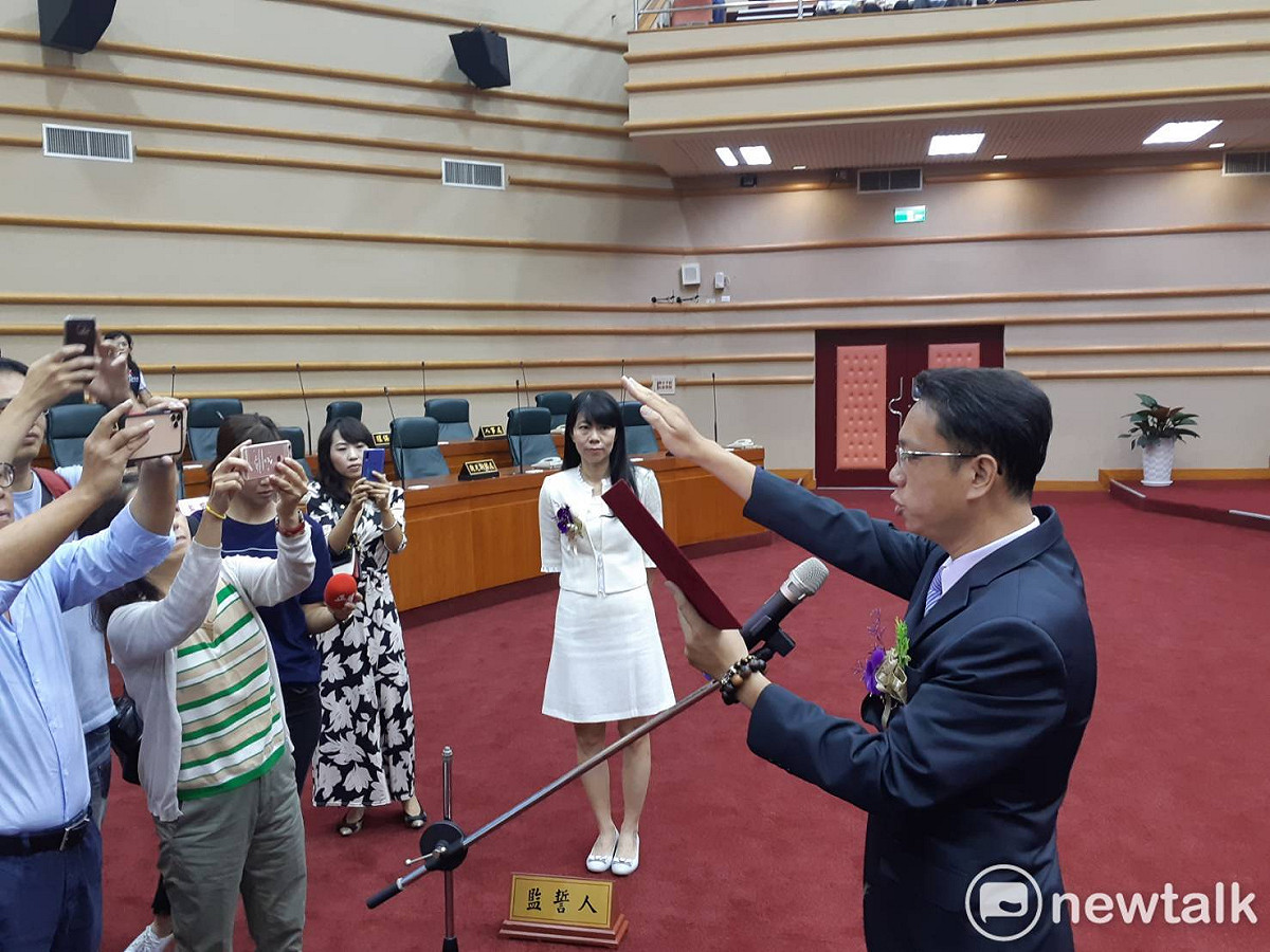 嘉義市小英之友會顧問李奕德今宣誓就職，遞補嘉義市議員。 圖：蔡坤龍/攝