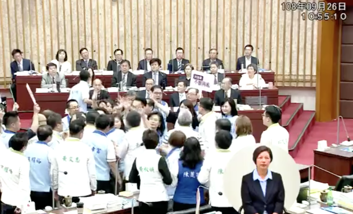 高雄市議員今（26）日在議會上爆發肢體衝突，現場數度陷入混亂。 圖：翻攝自高雄市議會臉書