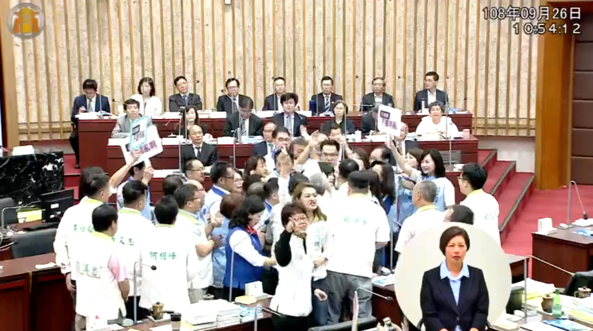 現場扭打成一團，陳美雅更與高閔琳爆發衝突，高閔琳批評，高雄議會民主倒退，流氓當道。 圖：翻攝自高雄市議會臉書