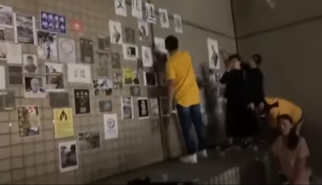 文化大學24日晚間爆發港生設連儂牆遭中生撕毀。 圖：翻攝自YouTube
