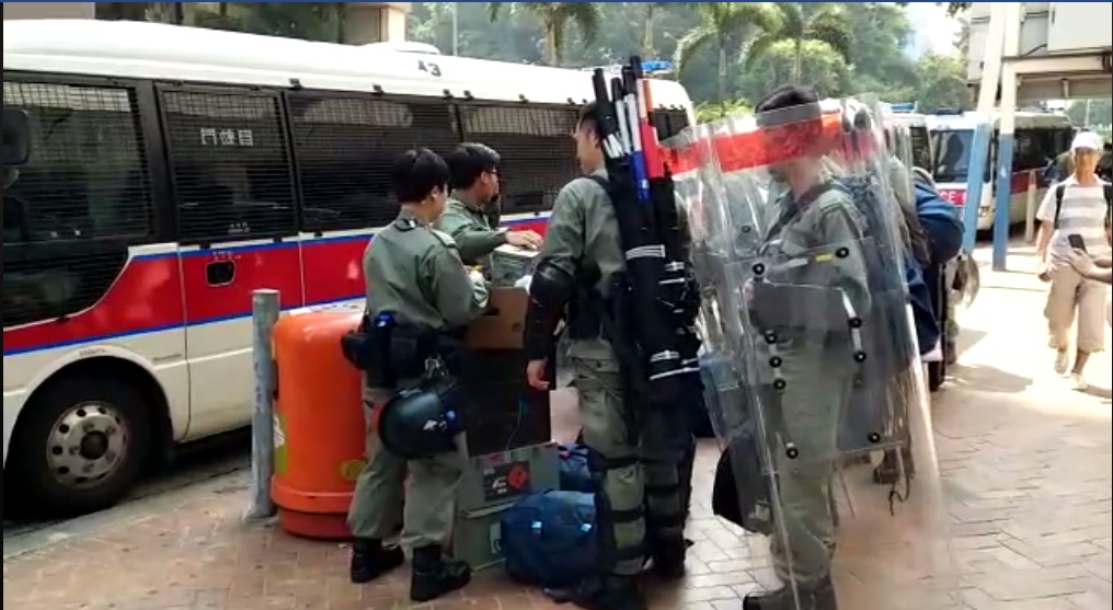 香港特首林鄭今晚與150港民「對談」，但卻被發現港警運送大批鎮暴裝備到會場。 圖：翻攝Stand News 立場新聞臉書影片