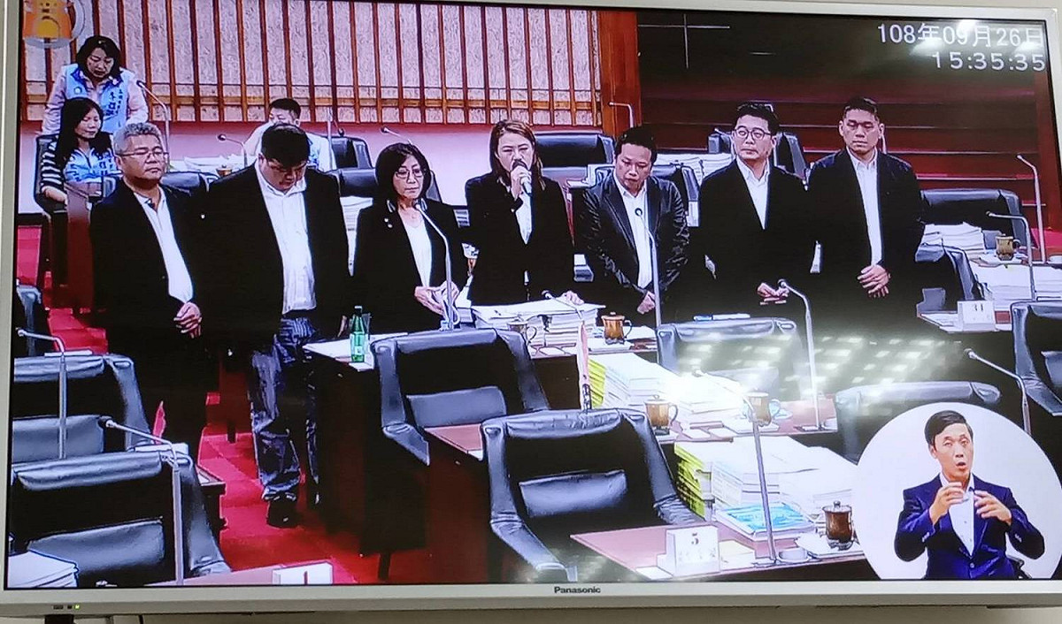 簡煥宗(左二)等民進黨議員質詢青年局預算問題。 圖：翻攝高市議會直播畫面