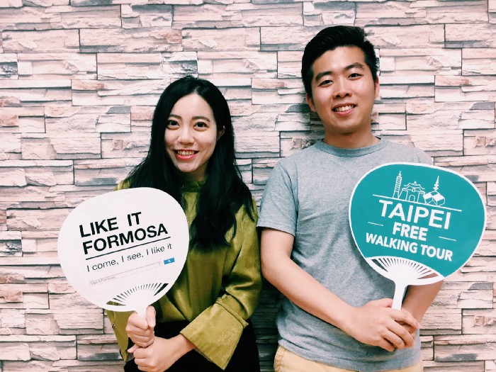 Like It Formosa 創辦人鍾炘儒（左）說，黃仲儀（右）是首批加入的導覽員，今年 3 月他正式全職加入團隊，負責 Like It Formosa 的導覽培訓及社群經理。 圖：創夢市集／提供