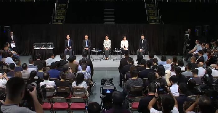 林鄭月娥今晚19時率同4名港府官員在灣仔伊莉莎白體育館與中簽的150位民眾進行對談。 圖：翻攝Youtube