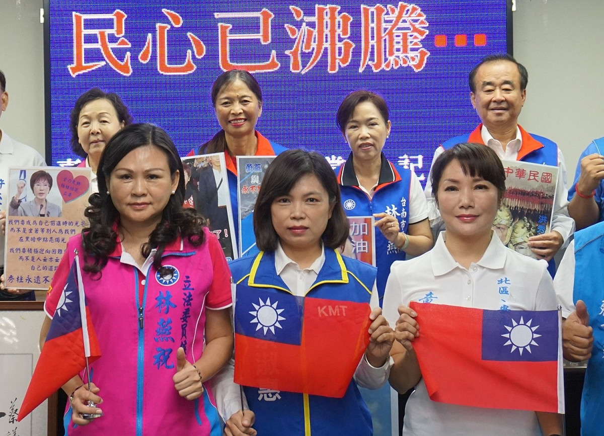 市議員蔡淑惠（前排中）長期深耕南區、安平區，在歷次市議員選舉成績均十分亮眼，基層實力雄厚。 圖／黃博郎攝