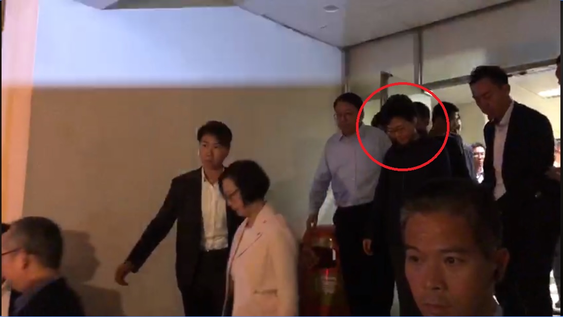 為弭平香港「反送中」怒火，特首林鄭月娥26日晚間舉辦首場「社區對話」；結束後林鄭卻「躲」在會場內4個小時，直到今（27）日凌晨1時30分才在大批防暴警察的開路下，從後門搭專車離開。 圖：翻攝Stand News 立場新聞臉書影片