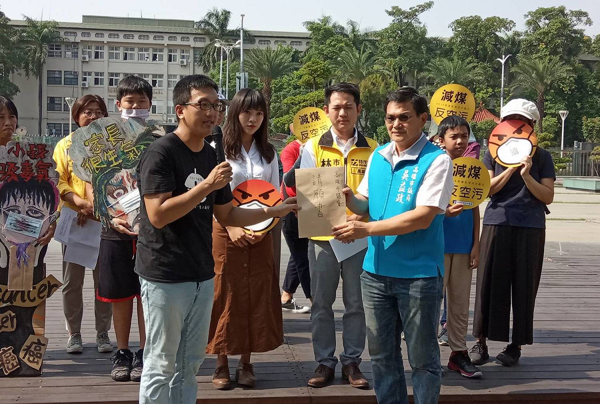 親民黨議員吳益政(前右)接受南部反空污大聯盟陳情書。 圖：孫家銘／攝