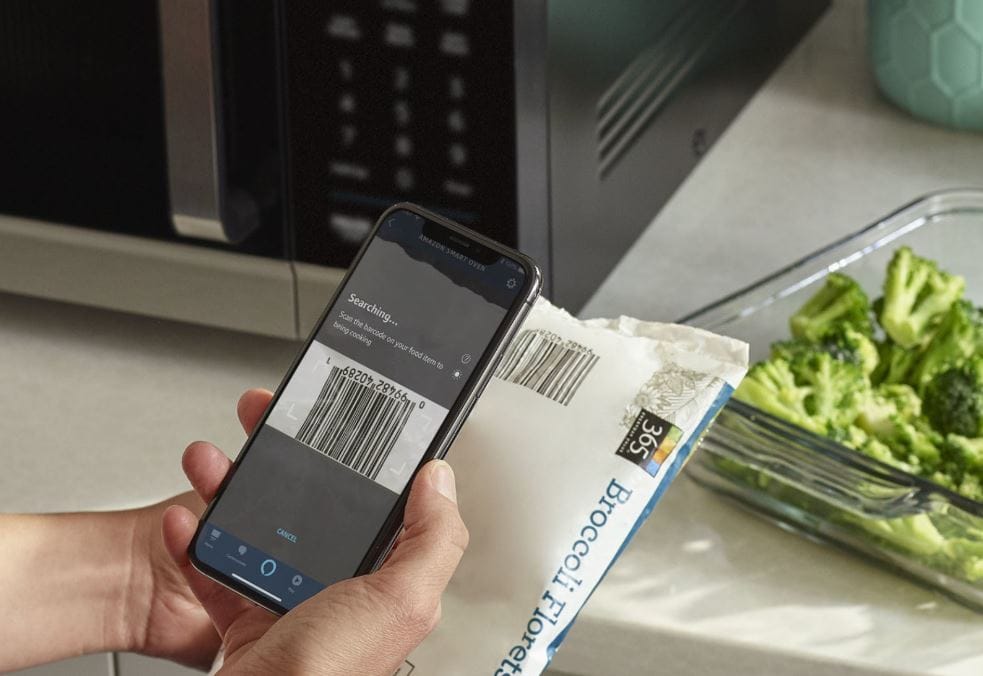 亞馬遜發表一款實驗性產品「智慧烤箱」，用戶可以透過Alexa app掃描食品條碼，直接啟動烤箱烹調模式。 圖：翻攝自亞馬遜官網