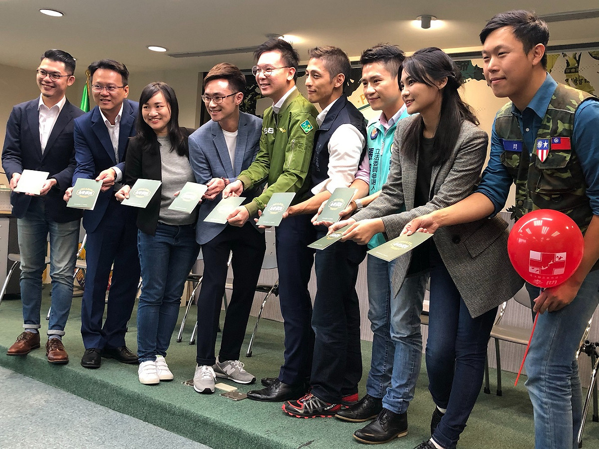 民進黨副秘書長林飛帆、文宣部主任王柏鈞、發言人李明俐、立委參選人莊競程、謝佩芬、蔡沐霖、吳怡農、張銘祐、賴品妤、李問今（27）天下午共同召開黨慶記者會。 圖：謝莉慧/攝