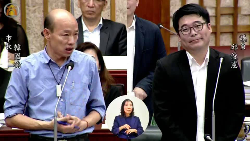 高雄市長韓國瑜和議員邱俊憲日前質詢狀況。 圖：翻攝自高雄市議會臉書