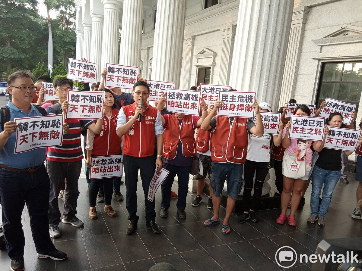 台灣基進今天到高市議會堵韓國瑜下班。 圖：孫家銘／攝