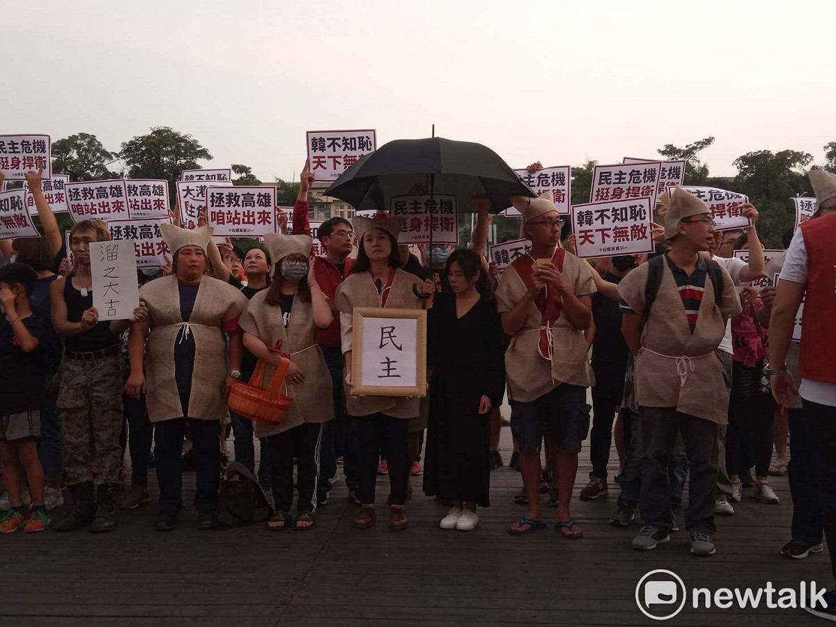 台灣基進抗議者披麻帶孝為民主送終。 圖：孫家銘／攝