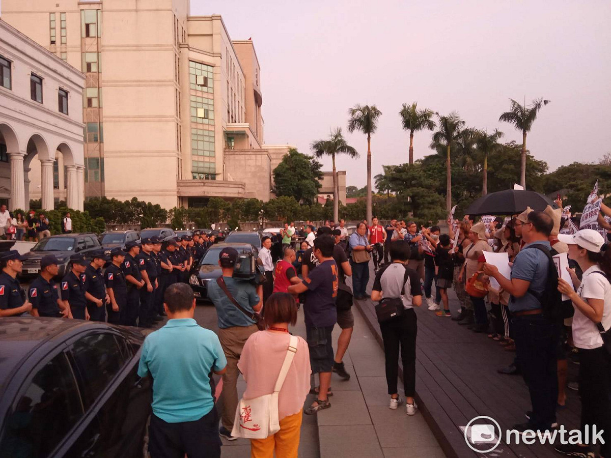 台灣基進興警方對峙，相距不到十公尺。 圖：孫家銘／攝