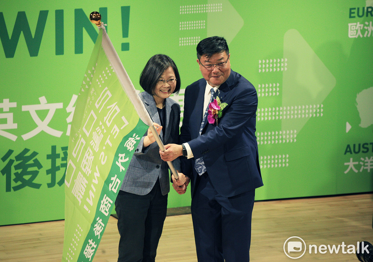 「2020蔡英文總統連任海外台商後援會」27日在桃園舉行成力大會，蔡英文親自授旗。 圖：林昀真/攝