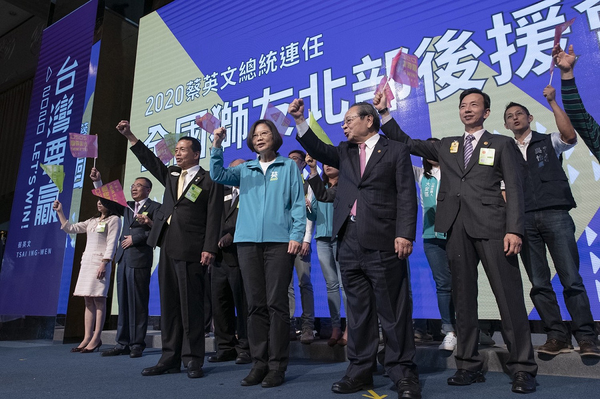 總統蔡英文今日在立法院長蘇嘉全、內政部長徐國勇、國策顧問顏志發等人的陪同下出席「2020蔡英文總統連任全國獅友北部後援會成立大會」。 圖：蔡英文競選辦公室提供