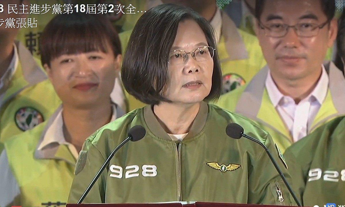 總統蔡英文創下817萬票的紀錄，將推出勝選版飛行夾克，讓民眾相當期待。 圖：擷取自民進黨臉書(資料照片)