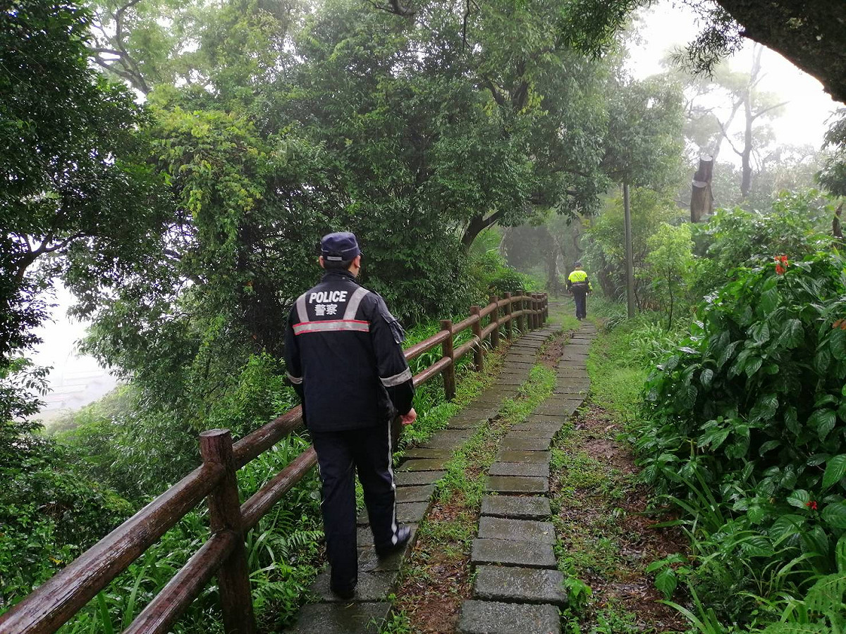 警察巡視牛埔山近國強嶺與圓通寺間步道的屈公病防疫管制區。  圖：新北市衛生局提供