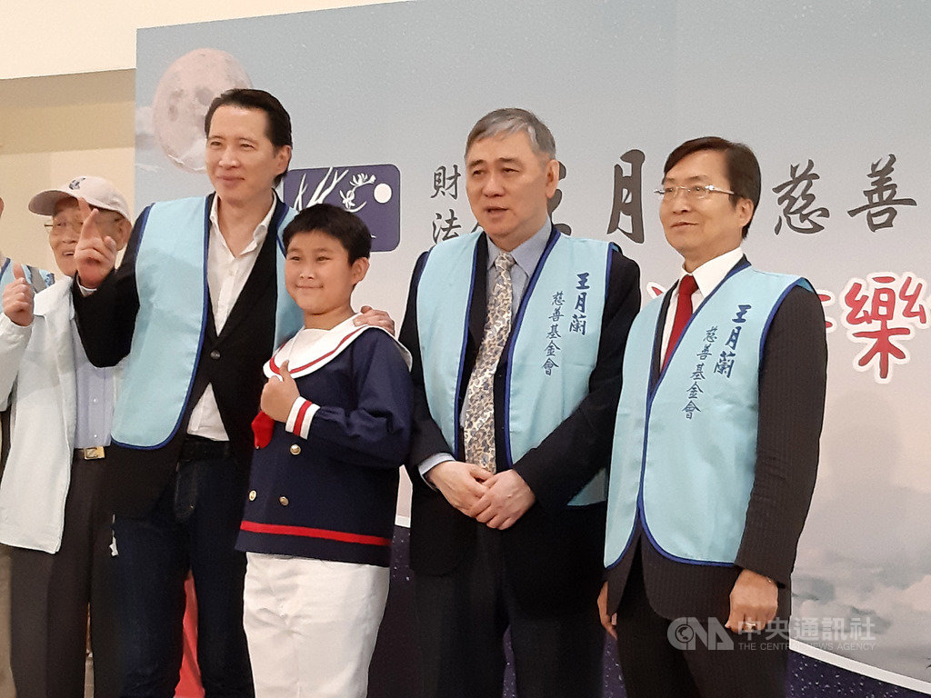 宏仁集團總裁王文洋（右2）28日出席「財團法人王月蘭慈善基金會」舉辦的傳愛音樂會，並與參加演出的小朋友合影。 圖／中央社